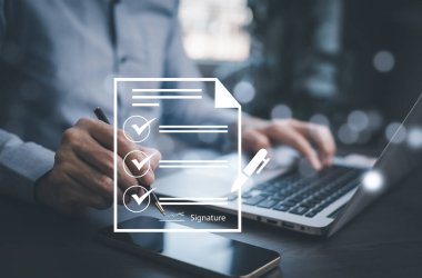 E-imza, elektronik imza, belge yönetimi konsepti, çevrimiçi belge veritabanı olan dizüstü bilgisayarlar üzerinde çalışan adam, şirket dosyalarını arama ve yönetme, ERP ile birlikte girişimde bulunan belgeler..