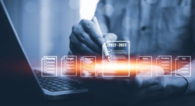Dijital belgelere elektronik belgeler imzalamak Online, elektronik imzalı bir işadamı, elektronik imza, e-imza, dijital belge yönetimi, kağıtsız ofis, iş sözleşmesi konsepti,