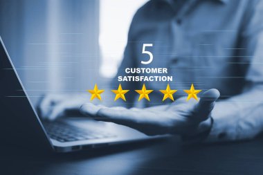 İş adamları Elle Müşteri memnuniyet anketi konseptini gözden geçirir, Kullanıcılar online başvuru ve itibar sıralamasına öncülük eden hizmet deneyimine bir not verir 