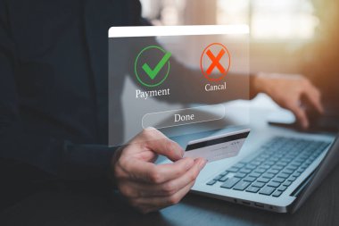 Çevrimiçi ödemeli dizüstü bilgisayar, Onaylanmış konsept ödeme düğmesi, kredi kartı ve ağ bağlantısı ikonu iş teknolojisi sanal ekran geçmişi