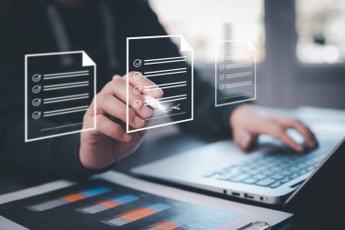 Dijital belgelere ilişkin elektronik belgeleri imzalamak Çevrimiçi ve kontrol listesi ve pano görev belgeleri yönetimi, çalışan dizüstü bilgisayarlar kontrol listesi anket değerlendirme formu, çevrimiçi anket.