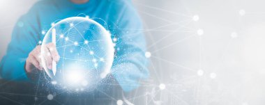 Sosyal internet ağı teknolojisi, dijital yazılım geliştirme, gelecekteki teknoloji geçmişi, IoT konsepti. Dijital dizüstü bilgisayar kullanan iş adamları küresel ağ bağlantısı, bilgisayar kodu