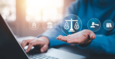 İşadamı Hand, grafiksel işçi hukuku avukatlığı hukuki iş konsepti internet teknolojisi, Emlak almayı planlama, emlak satın alma ve en iyi finansal yükümlülükler konseptini seçme