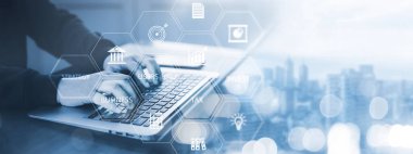 Ekran medyası, tablet bilgisayar ve vergi iadesi ve vergi iadesi içeren tablet ve görev vergisi, grafik ve grafikleri ekranda gösteriliyor.