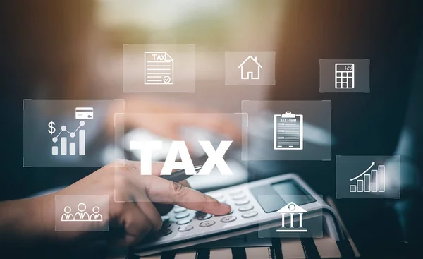 米国Irs 1040フォームまたは米国個人所得税概念 会計士は データ会計文書とラップトップで計算機事業に取り組んでペンを保持し 2023年に税金を支払う 新しい年2023税概念 — ストック写真