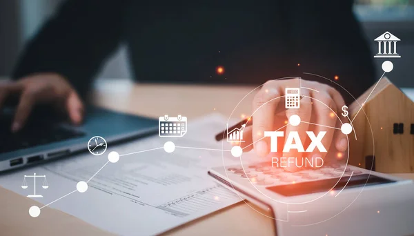 米国Irs 1040フォームまたは米国個人所得税概念 会計士は データ会計文書とラップトップで計算機事業に取り組んでペンを保持し 2023年に税金を支払う 新しい年2023税概念 — ストック写真