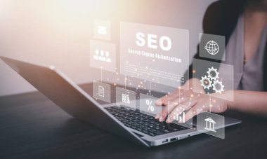 SEO Arama Motoru İyimserleştirme Pazarlama Sınıflandırma İnternet Ticari Teknolojisi, trafik sıralaması, internet sitesi, internet sitesi, iş teknolojisi analizi için bir bilgisayar kullanan iş adamı