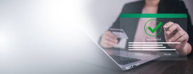 Çevrimiçi ödemeli dizüstü bilgisayar, el bilgisayarı akıllı telefon bankacılığı çevrimiçi fatura ödeme düğmesi, kredi kartı ve ağ bağlantısı simgesi iş teknolojisi sanal ekran geçmişi