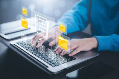 Çevrimiçi belge veritabanı ve belge yönetim sistemi kavramı, Tablet veya bilgisayar kullanan İşadamı, Belge Yönetim Sistemi ve Otomasyon Yazılımı arşivleme ve verimli bir şekilde yönetme.