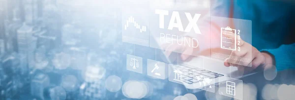 Ręka Pomocą Laptopa Tax Refund Podatku Zwracania Podatku Działalności Podatkowej — Zdjęcie stockowe