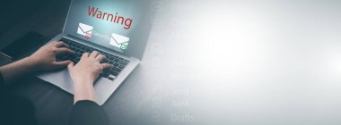 Dizüstü bilgisayarlı e-posta konsepti ve virüs bilgisayarı internet güvenlik konsepti, dizüstü bilgisayarlı elektronik mesaj kullanan kadın. Ekranda konserve jambon, çöp kutusu ve e-pazarlama, Çöp Posta Uyarısı.