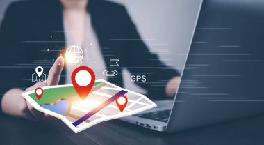 Sanal dünyası ve konum noktası, GPS uygulaması, ikon seyahat haritaları olan akıllı telefon kullanan bir kadın çevrimiçi sistemde tüm ekran grafikleri oluşturuldu, seyahat aranıyor.