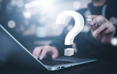 Online soru sor, İş adamı el ele tutuş arayüzü soru işaretleri işareti, soru işaretleri siyah arkaplan üzerine çizilmiş. Bir cevap arama kavramı, belirsizlik ve problem çözme.