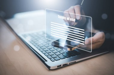 Kullanım koşulları grafiği olan bir dizüstü bilgisayar kullanan bir adam, web sitesi başlık tasarımı için online bankacılık bütçe planlama konsepti pankartı, kullanım koşulları. Sözleşmenin şartları ve koşulları.