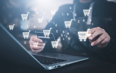 İnternetten alışveriş kavramına sahip dizüstü bilgisayar kullanan iş adamı, çevrimiçi alışveriş arabasının sanal arayüzüne sahip pazar sitesi ağın bir parçası, alışveriş arabası seçen çevrimiçi alışveriş işi.
