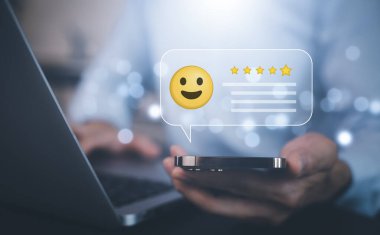 İş adamı klavye müşteri hizmetlerinde gülümsemeye basar, değerlendirme konsepti, online başvuruda hizmet deneyimine derecelendirme, müşteri memnuniyeti değerlendirmesi anketi, olumsuz geribildirim