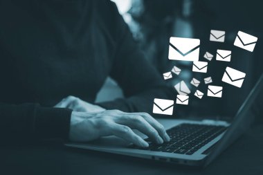 İletişim simgeleri, harf simgeleri, e-posta simgeleri ve haber e- postalarına sahip dizüstü bilgisayarlarda çalışan iş adamları kişisel bilgilerinizi ya da spam postalarınızı, Müşteri hizmetleri çağrı merkezi irtibatınızı korurlar.
