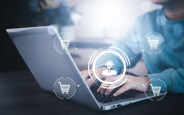İş adamı online alışveriş kavramına sahip akıllı telefonu, online alışveriş arabasının sanal arayüzüne sahip pazar sitesi ağın bir parçası, alışveriş arabasının seçimiyle çevrimiçi alışveriş işi.