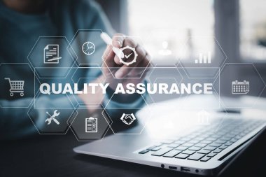 İş hizmetlerinin kalite güvencesi, Smartphone hizmet ve ISO sertifikasını gösterir, Kalite sertifikası uygundur ve İşaretleme işareti standart kalite denetimini temsil eder.