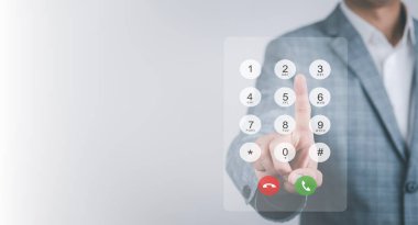 Sanal telefon tuşlarına basılı telefon tuşları, ekranda iş adamı tuşları, ekranda telefon numarası, akıllı telefonda parmak numarası, arama yapmak için arama yapmak, kapatmak