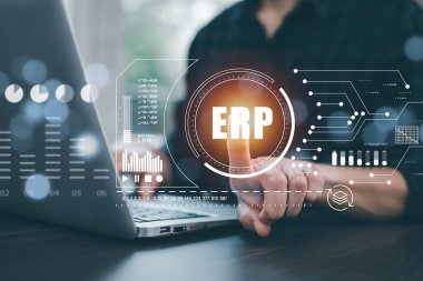 İş adamları ERP için belge yönetimi yapan bir dizüstü bilgisayar kullanıyor. Girişim kaynak planlaması konsepti, Girişim Kaynak Yönetimi ERP yazılım sistemi iş kaynakları planı sunulmuştur.