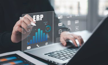 İş adamları ERP için belge yönetimi yapan bir dizüstü bilgisayar kullanıyor. Girişim kaynak planlaması konsepti, Girişim Kaynak Yönetimi ERP yazılım sistemi iş kaynakları planı sunulmuştur