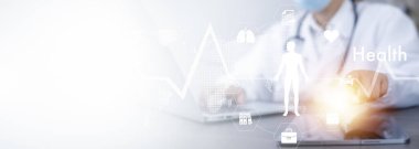 Tıp doktoru ve tıp teknolojisi ve fütürist konsept, Doktor sanal ekran arayüzü üzerinde dizüstü bilgisayar ve sağlık ağı bağlantısı simgesi kullanıyor, Modern tıp teknolojisi ve yenilik.
