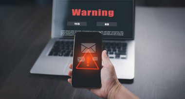Bildirim hatası ve üçgen uyarı işareti olan bakım hatası, üçgen uyarı işareti olan dizüstü bilgisayar kullanan programcı, hacker saldırıları, siber suç, siber güvenlik