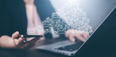 İletişim simgeleri, harf simgesi, e- posta simgeleri ve haber e- postalarını içeren akıllı telefon tutan ve kişisel bilgilerinizi veya posta adresinizi koruyan iş kadını, Müşteri hizmetleri çağrı merkezi kişisi.