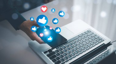 Akıllı telefon, sosyal medya ve dijital online konsept, sosyal medya ile akıllı telefon, tatilde yaşama ve sosyal medya oynama kavramı. Sosyal Mesafe