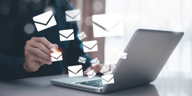 İş adamları iletişim simgeleri, harf simgeleri, e-posta simgeleri ve haber e- postaları içeren dizüstü bilgisayarlar kullanır ve kişisel bilgilerinizi veya spam postalarınızı, Müşteri hizmetleri çağrı merkezi irtibatınızı korur.