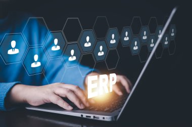 İş adamları ERP için belge yönetimi yapan bir dizüstü bilgisayar kullanıyor. Girişim kaynak planlaması konsepti, Girişim Kaynak Yönetimi ERP yazılım sistemi iş kaynakları planı sunulmuştur.