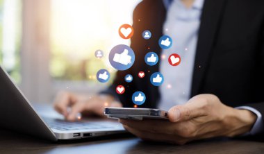 Akıllı telefon, sosyal medya ve dijital online konsept, sosyal medya ile akıllı telefon, tatilde yaşama ve sosyal medya oynama kavramı. Sosyal Mesafe