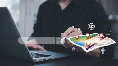 Sanal dünya ve konum noktası, GPS uygulaması, ikon seyahat haritaları ve çevrimiçi sistemde yerleri olan akıllı telefon kullanan bir adam, tüm ekran grafikleri oluşturulur, seyahat aranıyor.