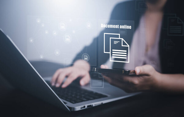 Деловые люди работают на ноутбуке с виртуальным экраном. Онлайн-база данных документации, IT-консультант настраивается виртуальная система управления документооборотом с ноутбуком, программное обеспечение для архивирования корпоративных файлов.