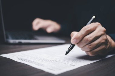 ABD Gelir İdaresi 1040 formu veya ABD Bireysel Gelir Vergisi Konsepti, muhasebeci elinde veri muhasebe belgeleri ve bir dizüstü bilgisayarla hesap makinesi işi yapıyor, 2023 yılında vergi ödüyor, yeni yıl 2024 vergi kavramı