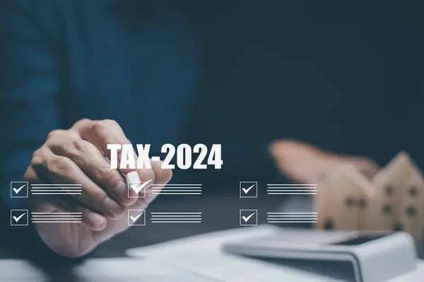 Рука Допомогою Планшета Барною Стійкою Tax Refund 2024 Податком Сплату Стокове Зображення