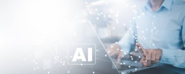 Dizüstü bilgisayarlarla ya da akıllı telefonlarla çalışan programcılar, dizüstü bilgisayarlarda teknoloji ikonları ve ikili kodlarla kodlayan yapay zeka mühendisi, büyük veri, yapay robot dijital makine