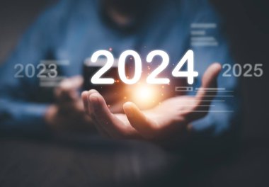 2024 yılının yeni yılı için meydan okuma stratejisi ve planlama. Yeni yılda yeni hedefler için 2024 numaralı iş adamlarına sahip olmak, bilgi bulmak ve iş yapmak için yeni fikirler bulmak.