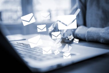 İş adamı dizüstü bilgisayarla müşteriye e-posta gönderiyor, iş bağlantısı ve iletişimi, e-posta simgesi, e-posta pazarlama kavramı, e-posta ya da bülten, çevrimiçi çalışan internet ağı.