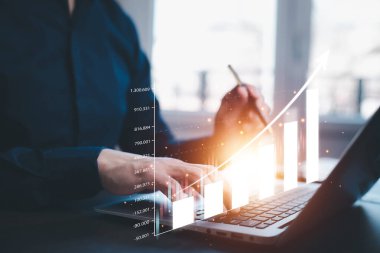 İşadamı dizüstü bilgisayar finansman teknolojisi ve yatırım kavramı kullanıyor. Borsa Yatırım Fonları ve Dijital Varlıklar. İş adamı Forex ticaret grafiği finansal verilerini analiz ediyor. İş finans geçmişi.