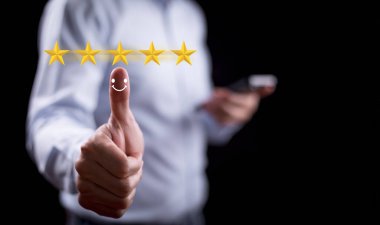 Derecelendirme kavramı. Beş yıldızlı teknolojiye dokunan iş adamı mavi arkaplan, memnuniyet kavramı, kalitesi ve hizmetlerin performansı hakkında mükemmel bir not veriyor. Web pankartı için alan kopyala.