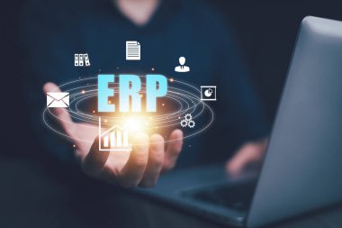 İş adamları ERP için belge yönetimi yapan bir dizüstü bilgisayar kullanıyor. Girişim kaynak planlaması konsepti, Girişim Kaynak Yönetimi ERP yazılım sistemi iş kaynakları planı sunulmuştur.