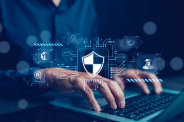 Güvenlik şifresi çevrimiçi siber veri koruması İnternet güvenlik gizlilik teknolojisi konsepti sanal ekran ve veri koruma korsanı uyarısı ağ saldırısından sonra. 