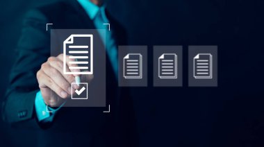 E-belge yönetimi, çevrimiçi belge veritabanı, kağıtsız ofis kavramı, kağıtsız kalite güvencesi ve ERP yönetim kavramı için belgeye dokunan işadamı.