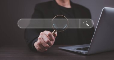 Boş arama çubuğu ile İnternet Veri Bilgileri taranıyor. Adam bilgi aramak için büyüteç tutuyor. Web sitenizde Arama Konsolu kullanılıyor.