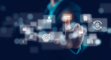 İş adamları ERP için belge yönetimi yapan bir dizüstü bilgisayar kullanıyor. Girişim kaynak planlaması konsepti, Girişim Kaynak Yönetimi ERP yazılım sistemi iş kaynakları planı sunulmuştur.