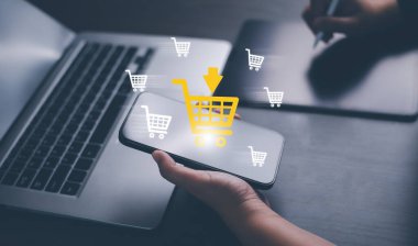 İş adamı el ele tutuşan sanal dünya online alışveriş kavramı, çevrimiçi alışveriş arabasının sanal arayüzü olan pazar sitesi ağın bir parçası, alışveriş arabası seçen online alışveriş işi.