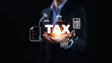 Vergi ödeme optimizasyon işletme finansmanı kavramı, teknoloji ekranında vergileri elinde tutan İşadamı, gelir vergisi ve mülkü, iş geçmişi, KDV gibi şahıslar ve şirketler