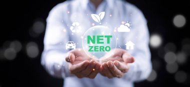 Sıfır Ağ ikonlarıyla el ve ellerinde ikonlar, doğal ve çevre kavramlarıyla karbon nötr kavram